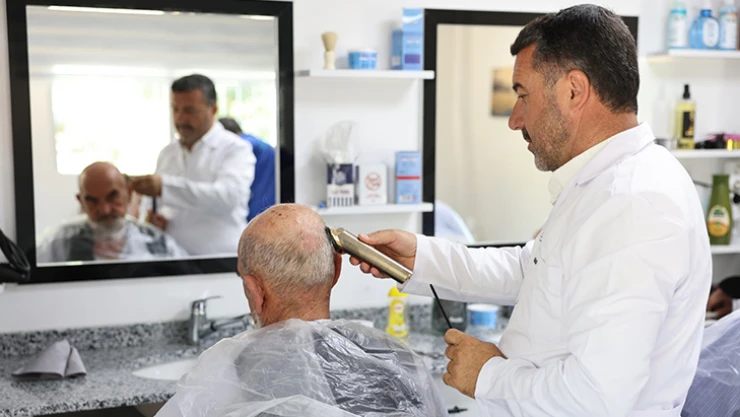 60 yaş üstü vatandaşlara ücretsiz berber hizmeti