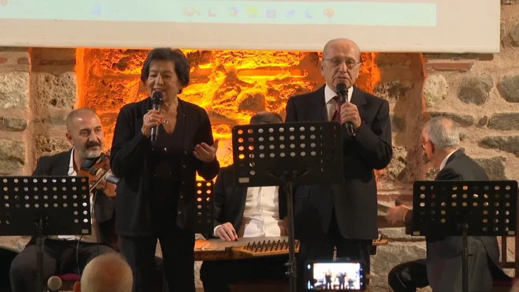 62 yıllık evli çift sahnede aşk şarkılarını birlikte söylüyor