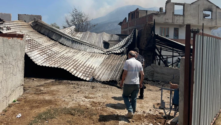 7'si konut 12 bağımsız bölümün yıkık ve ağır hasarlı