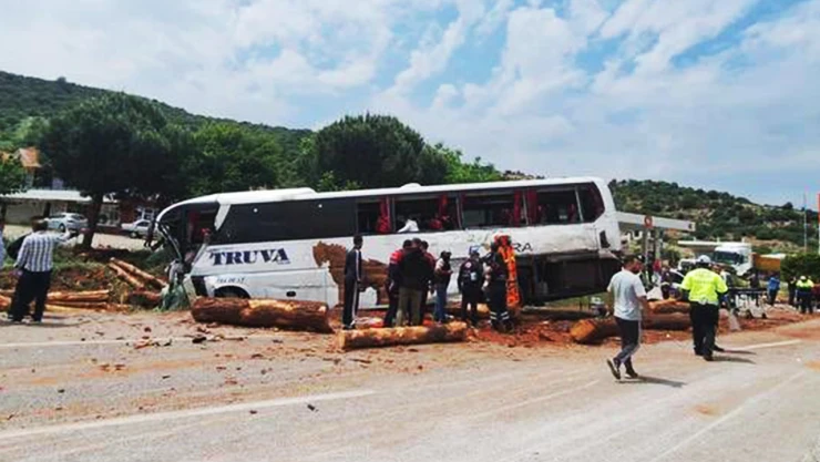 8 kişiyi hayattan koparan kaza! 20 yaralı
