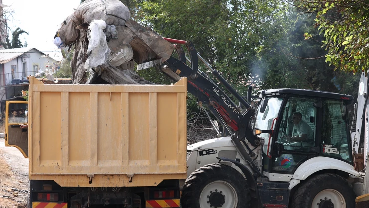 8 müstakil evden tonlarca çöp çıkarıldı