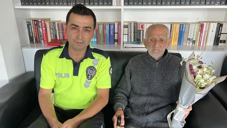 88 yaşındaki mahsur kalan yaşlı adam kurtarıldı