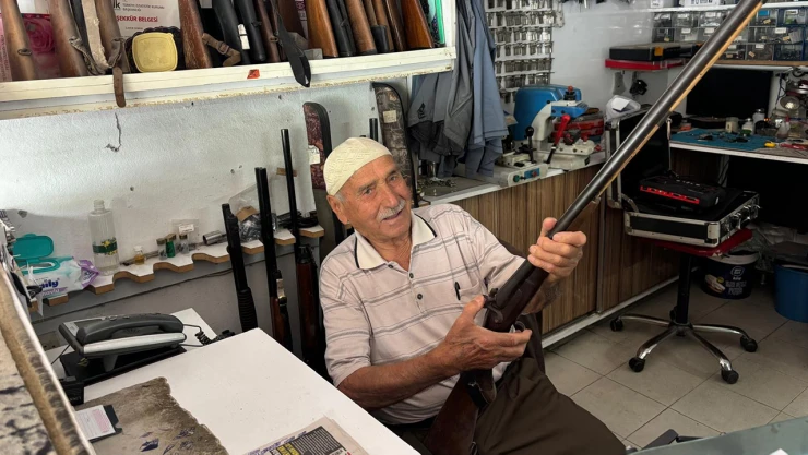 88 yaşındaki Tüfekçi İsmet Usta mesleğini sürdürüyor