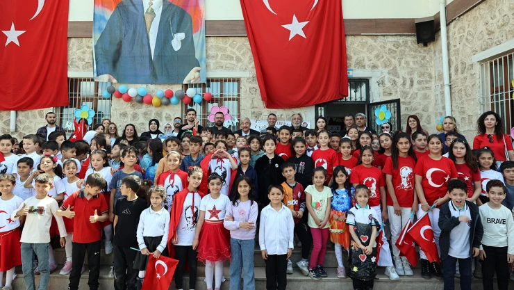 Abdulkadir Konukoğlu, mezun olduğu ilkokulda