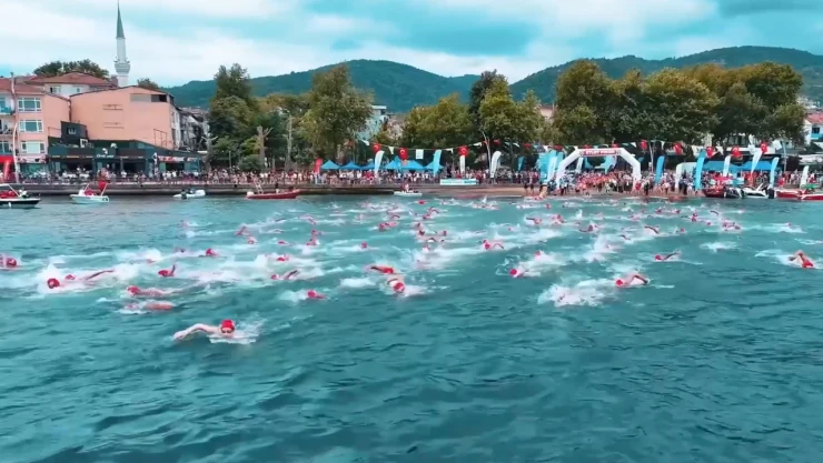 Açık Su Yüzme Yarışları'nda sporcular İzmit Körfezi'ni yüzerek geçti