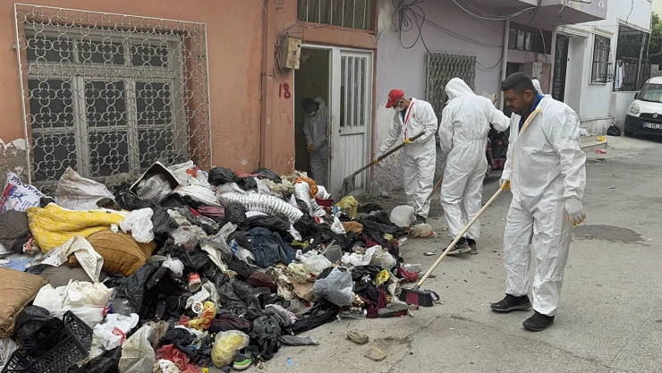 Adana'da çöp ev operasyonu!  İki traktör dolusu atık çıkarıldı