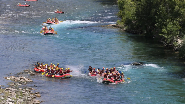 Adrenalin tutkunları rafting heyecanı yaşıyor