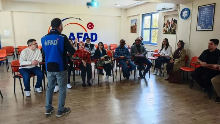 AFAD ekibinden yabancı uyruklu vatandaşlara afet eğitimi