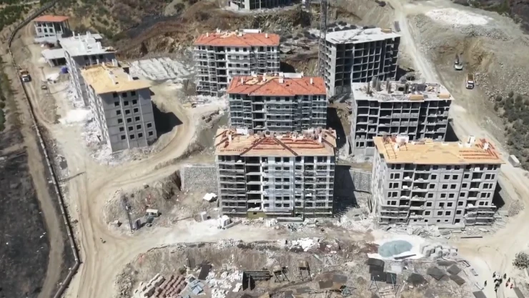 Afet konutları ve sosyal donatı alanlarının yapımı sürüyor