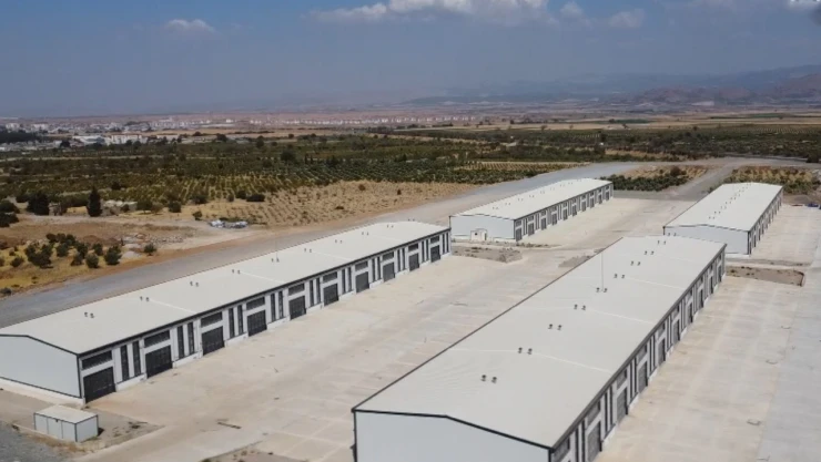 Afetzede esnaf için yapılan 50 iş yeri hak sahiplerine teslim edildi