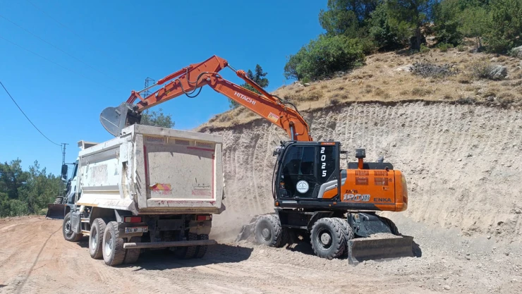 Ağabeyli Mahallesi'nde yol iyileştirme çalışmaları devam ediyor