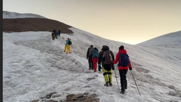 Ağrı Dağı'nın zirvesindeki buzullar küçülüyor