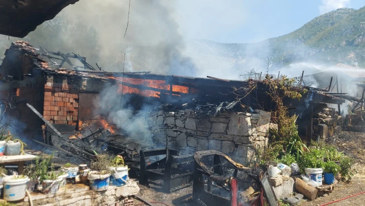 Ahırda çıkan ve eve sıçrayan yangında 6 kişi dumandan etkilendi