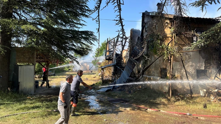 Ahşap ev yanarak küle döndü