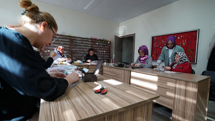 Aile bütçelerine aldıkları eğitimlerle katkı sağlıyorlar