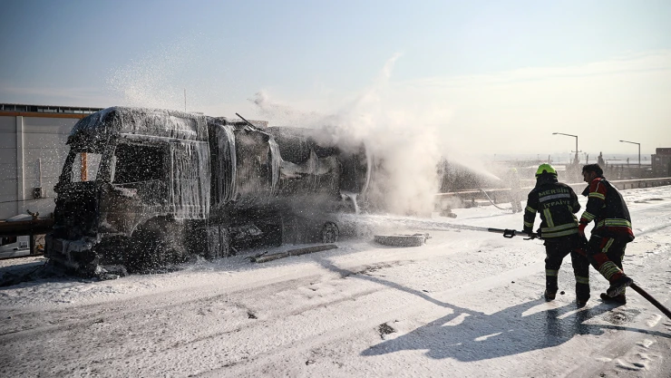 Akaryakıt yüklü tanker küle döndü