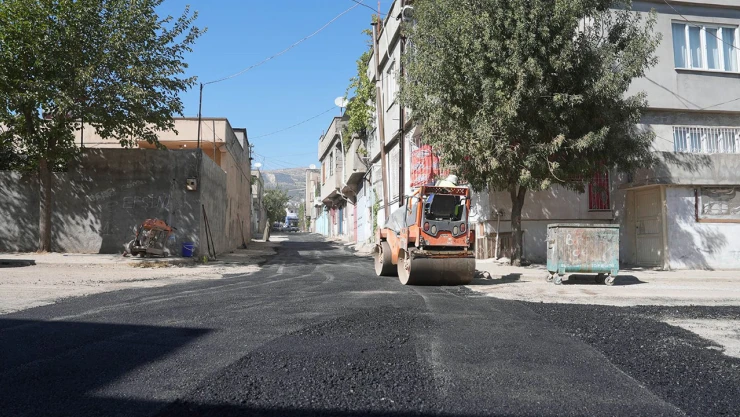 Altyapısı biten sokakların yol kaplamaları da bir bir tamamlanıyor