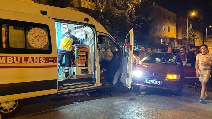 Ambulans ile otomobil çarpıştı! 2 yaralı