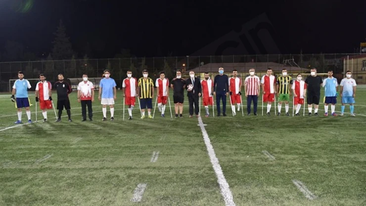Ampute futbol takımı ve siyasetçiler yeşil sahada buluştu