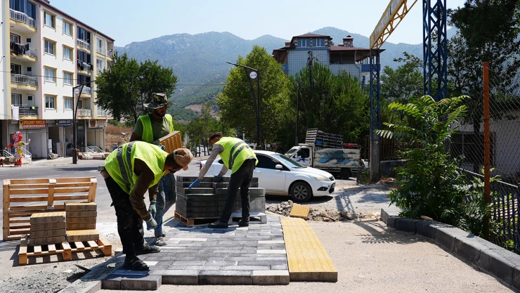 Andırın'ın prestij caddesinin yürüyüş yolları da yenileniyor