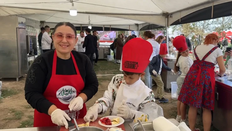 Anneler ve çocukları en lezzetli keki yapmak için yarıştı