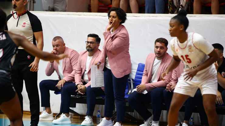 Antrenörler, meme kanseri farkındalığı için parkeye pembe ceketle çıkıyor