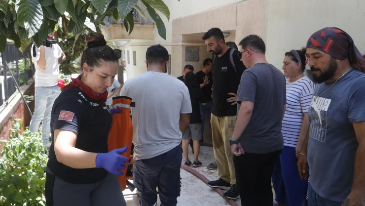 Apartman dairesinde yangın! 10 kişi hastaneye kaldırıldı