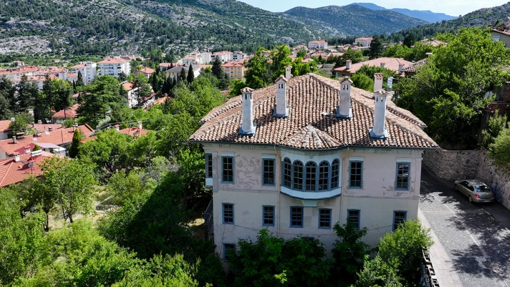 Asırlık konaklar ziyaretçilerini tarihi yolculuğa çıkarıyor