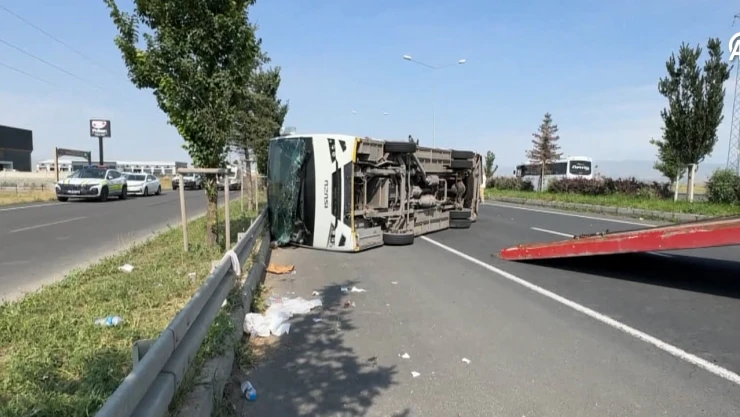 Askeri personel servisi devrildi! 13 yaralı