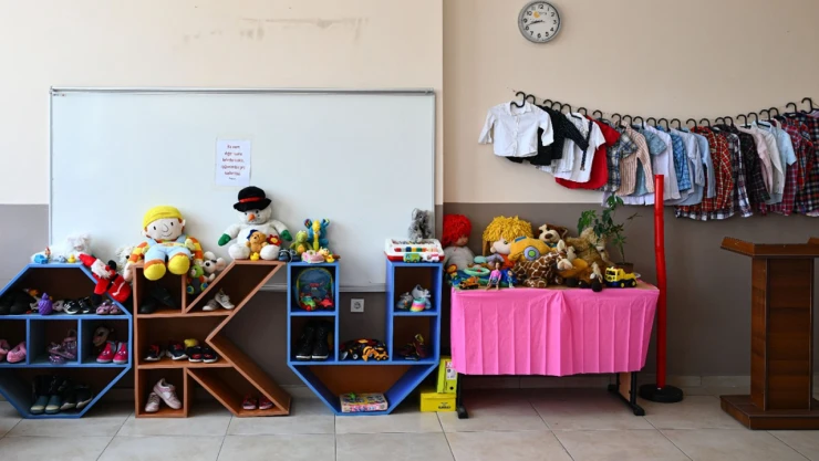 Askıda oyuncak-kıyafet sergisi