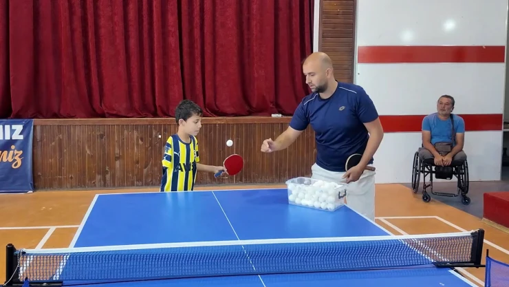 Asrın felaketinde ailesini ve sağ kolunu kaybetti, masa tenisiyle hayata tutundu