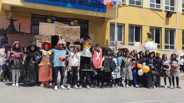 Atık malzemelerle kıyafetler hazırladılar