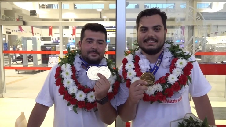 Avrupa şampiyonları, memleketlerinde çiçeklerle karşılandı