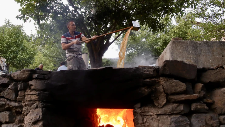 Bağ bozumunun ardından pekmez yapımına başlandı