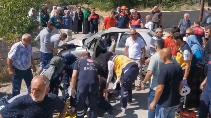 Bahçe duvarına çarpan otomobildeki 1 kişi öldü, 3 kişi yaralandı