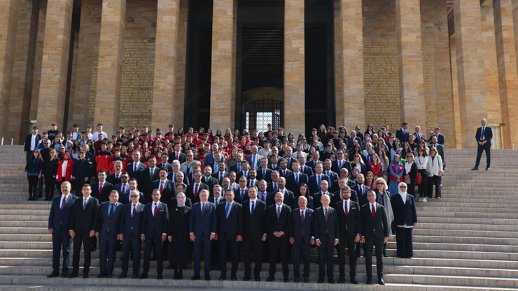 Bakan Bak, gençler ve sporcularla Anıtkabir'i ziyaret etti