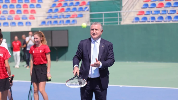 Bakan Bak, 'Türk tenisinde yeni başarıların geleceğine inanıyoruz'
