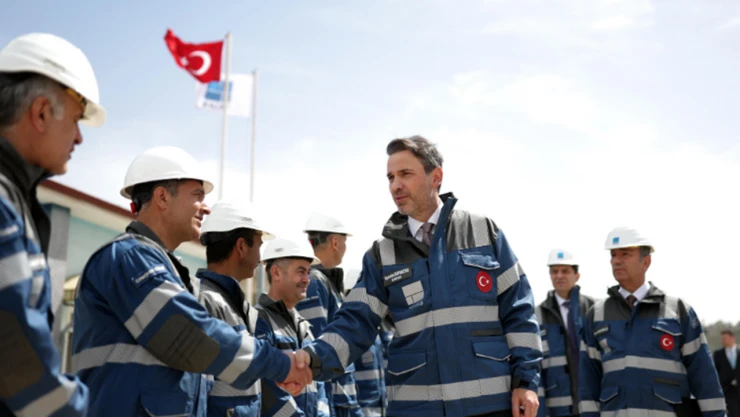 Bakan Bayraktar, nöbetteki işçilerle bir araya geldi