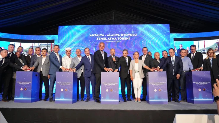 Bakan Ersoy, 'Antalya-Alanya otoyolu, Türkiye Yüzyılı'nın stratejik adımlarından biridir'