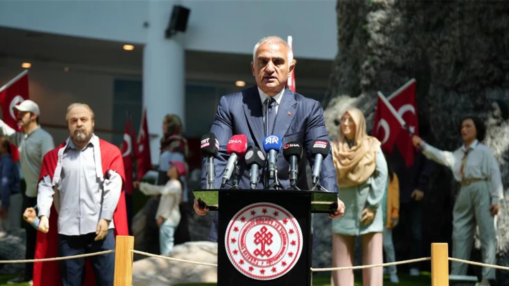 Bakan Ersoy, 'İhaneti tarihe gömen milletin önünde saygıyla eğiliyorum'