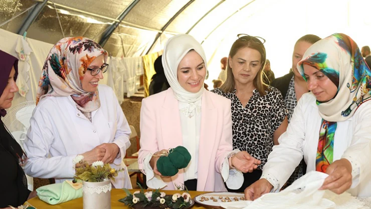 Bakan Göktaş, depremzedelerle bir araya geldi