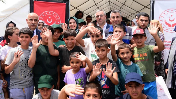Bakan Göktaş, geçici barınma merkezini ziyaret etti