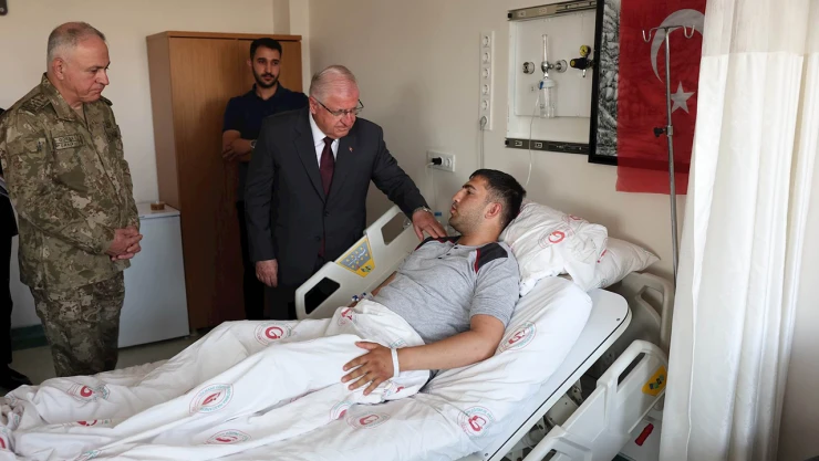 Bakan Güler, metan gazından zehirlenen askerleri ziyaret etti