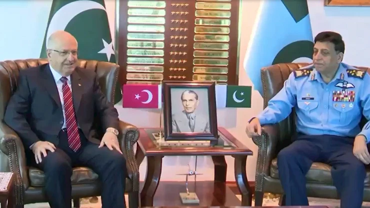 Bakan Güler, Pakistan Hava Kuvvetleri Komutanı ile bir araya geldi