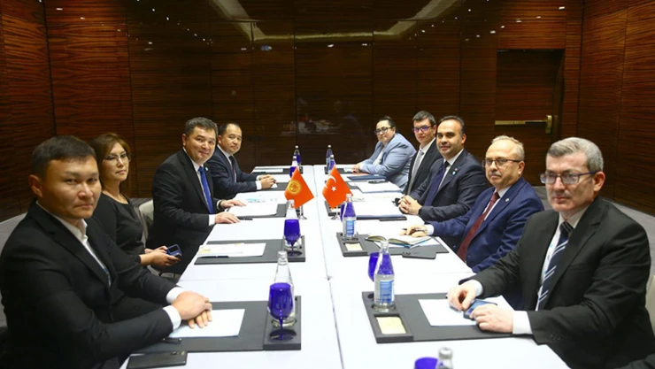 Bakan Kacır'dan Bakü'de diplomasi trafiği