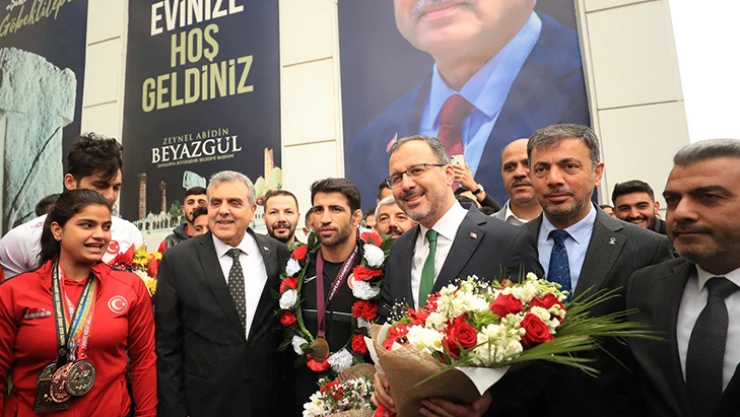 Bakan Kasapoğlu: Türkiye gençleriyle daha güçlü gelecek büyüteceğiz