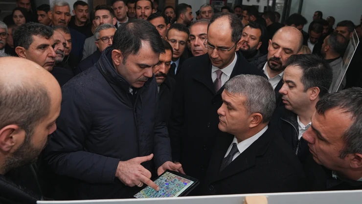 Bakan Kurum, deprem bölgesinde şantiyeleri inceledi