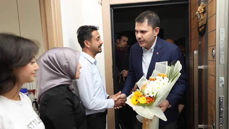 Bakan Kurum, Kahramanmaraş'ta depremzede aileyi ziyaret etti