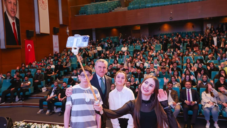 Bakan Osman Aşkın Bak gençlerle buluştu