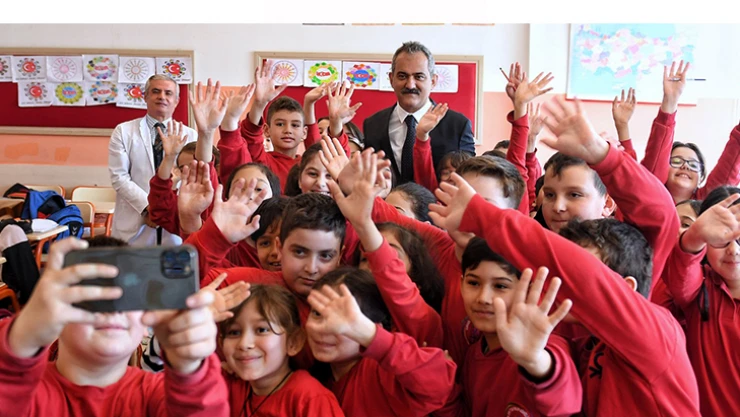 Bakan Özer, ikinci ara tatil öncesi öğrencilerle buluştu